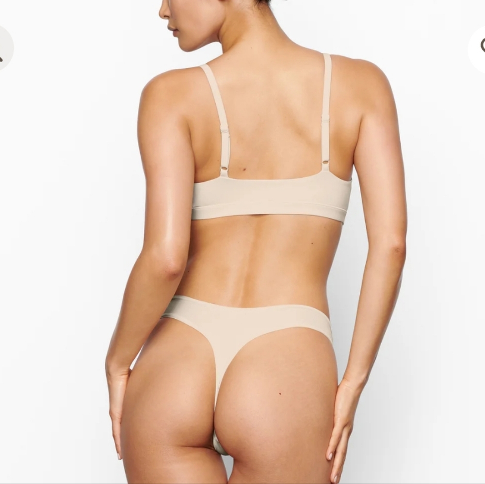 SKIMS Fits Everybody Thong in Sand 3X NWT - Picture 3 of 7